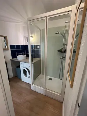 Salle de bains dans l'établissement Appartement quartier des Minimes avec piscine, parking, en bordure du port à La Rochelle