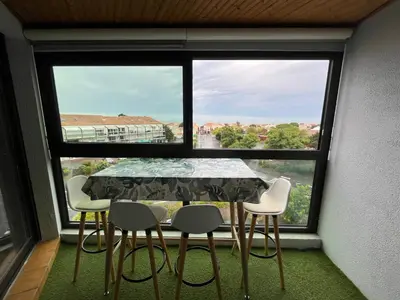 Balcon ou terrasse dans l'établissement Appartement quartier des Minimes avec piscine, parking, en bordure du port à La Rochelle