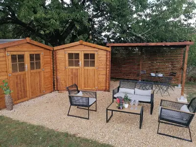 Terrasse ou espace extérieur de l'établissement Cabane Taillis - Glamping on a Vineyard - Wooden Cabin