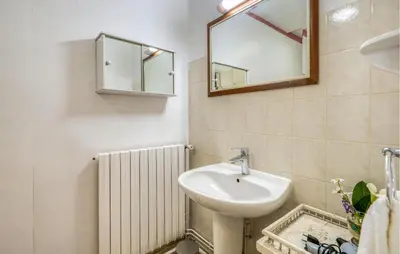 Salle de bains dans l'établissement Awesome Home In Verteuil-Sur-Charente