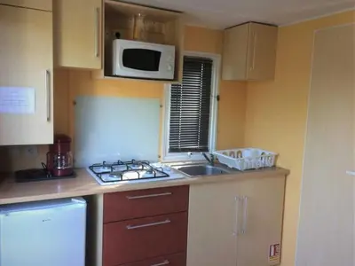 Cuisine ou kitchenette dans l'établissement Camping 3 étoiles - Piscine - ccbbehi