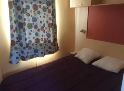 Un ou plusieurs lits dans un hébergement de l'établissement Camping 3 étoiles - Piscine - ccbbehi