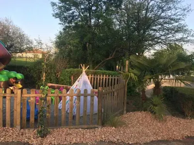 Aire de jeux pour enfants de l'établissement Camping 3 étoiles - Piscine - ccbbehi