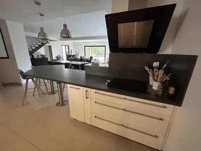 Cuisine ou kitchenette dans l'établissement Magnifique villa, piscine, 4 chb, sans vis à vis, Marais Poitevin