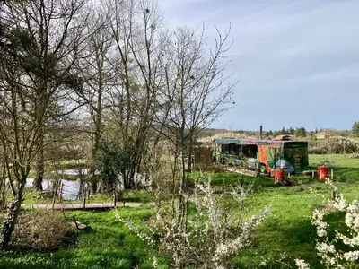 Paysage naturel près de la tente de luxe