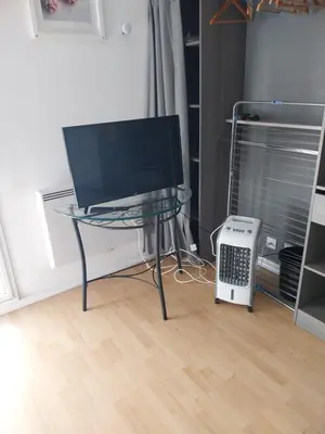 Télévision ou salle de divertissement dans l'établissement Le Floréal