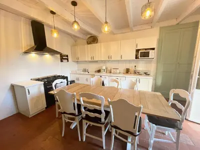 Cuisine ou kitchenette dans l'établissement La Villa Rouge