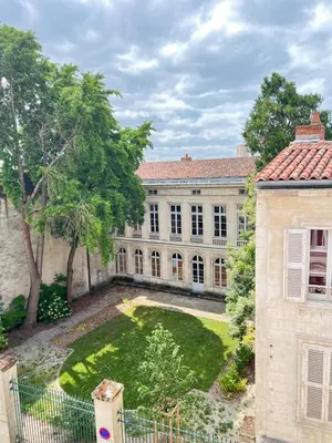 Jardin de l'établissement Charmant appartement cosy en plein centre