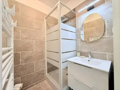 Salle de bains dans l'établissement L'optimist - vue sur le port