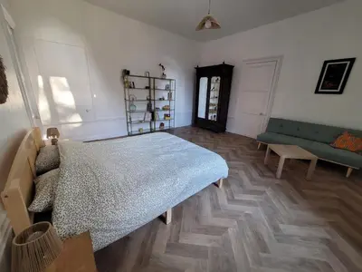 Un ou plusieurs lits dans un hébergement de l'établissement Appartement de charme dans une maison de maître