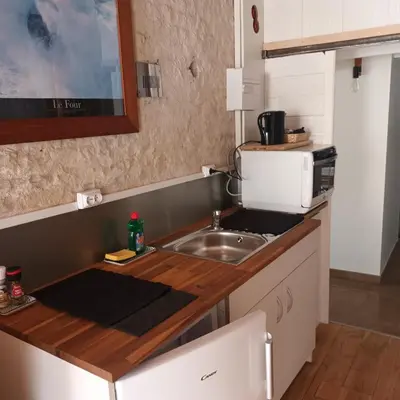 Cuisine ou kitchenette dans l'établissement Studio les alizes