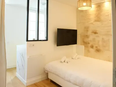 Un ou plusieurs lits dans un hébergement de l'établissement Le Petit Jacques Cognac Studio
