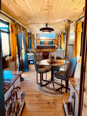 Coin salon dans l'établissement Le Busido, ancien bus de la ville d'Angoulême, aménagé en Chambre d'hôtes