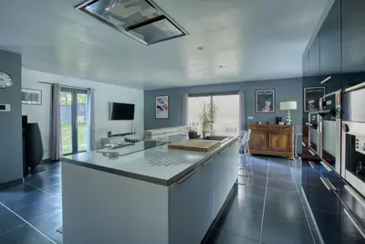 Cuisine ou kitchenette dans l'établissement Villa Moderne Piscine - 6p - Calme - Angoulême