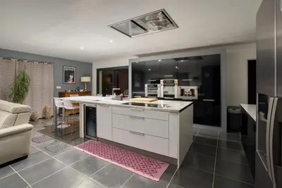 Cuisine ou kitchenette dans l'établissement Villa Moderne Piscine - 6p - Calme - Angoulême