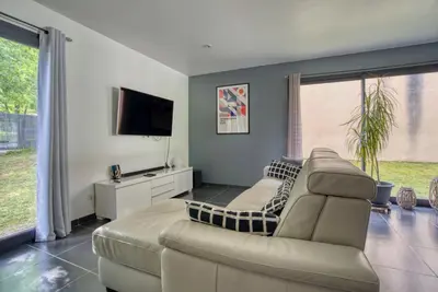 Télévision ou salle de divertissement dans l'établissement Villa Moderne Piscine - 6p - Calme - Angoulême