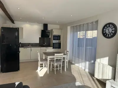 Cuisine ou kitchenette dans l'établissement La Maison du Cèdre 8 min du Futuroscope