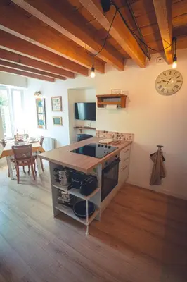 Télévision ou salle de divertissement dans l'établissement Le Petit Gite du Roy