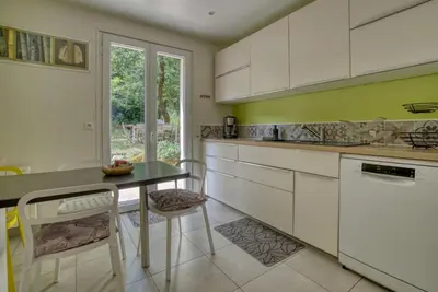 Cuisine ou kitchenette dans l'établissement Calme à l'orée des bois