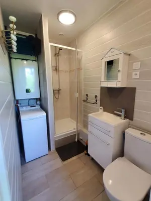 Salle de bains dans l'établissement Petite maison proche rivière
