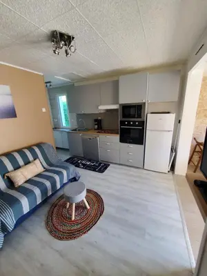 Cuisine ou kitchenette dans l'établissement Petite maison proche rivière