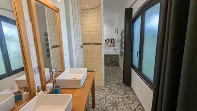 Salle de bains dans l'établissement Chambre d'Hôtes La Grenade Bleue