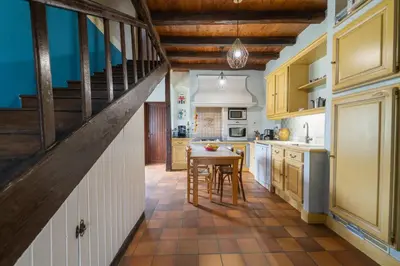 Cuisine ou kitchenette dans l'établissement La Bégasserie Ancienne maison de maître de 1700