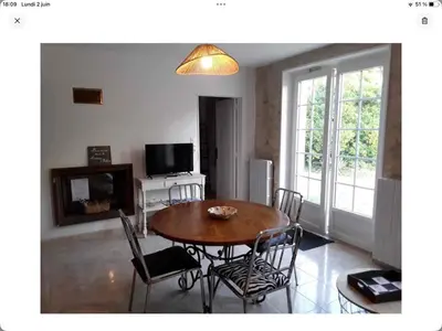 Télévision ou salle de divertissement dans l'établissement Gîte La Maison d Hélène
