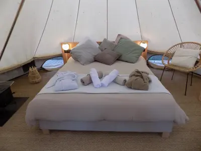 Un ou plusieurs lits dans un hébergement de l'établissement Tente luxe jacuzzi au bord des étangs