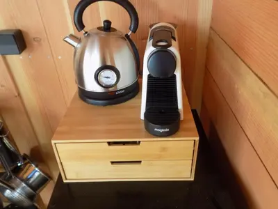 Plateau bouilloire dans l'établissement Tente luxe jacuzzi au bord des étangs