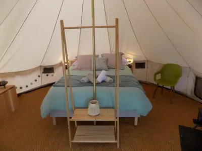 Coin salon dans l'établissement Tente luxe jacuzzi au bord des étangs