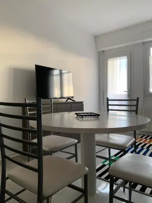 Télévision ou salle de divertissement dans l'établissement Studio Colonel à Rochefort, proche Thermes avec Parking privé
