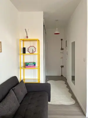 Coin salon dans l'établissement Studio Colonel à Rochefort, proche Thermes avec Parking privé