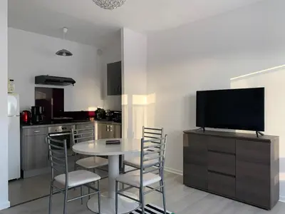 Cuisine ou kitchenette dans l'établissement Studio Colonel à Rochefort, proche Thermes avec Parking privé
