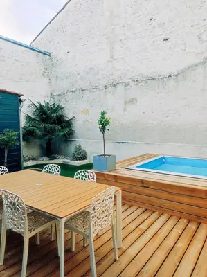 Piscine de l'établissement Maison de ville au calme ou située à proximité
