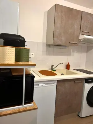 Cuisine ou kitchenette dans l'établissement Un cocon tout confort à La Rochelle - proche gare & plages