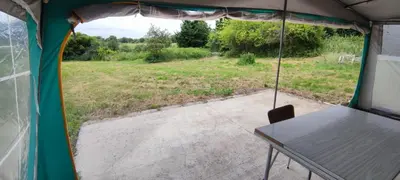 Jardin de l'établissement Belle caravane au calme