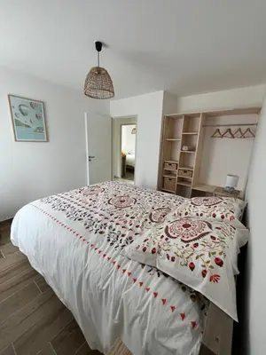 Un ou plusieurs lits dans un hébergement de l'établissement Maison neuve tout confort avec jardin