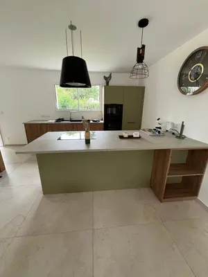 Cuisine ou kitchenette dans l'établissement Maison neuve tout confort avec jardin