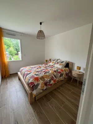 Un ou plusieurs lits dans un hébergement de l'établissement Maison neuve tout confort avec jardin