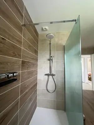 Salle de bains dans l'établissement Maison neuve tout confort avec jardin