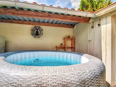 Piscine de l'établissement La Colline - Surgères - Maison 2 chambres, jacuzzi, sauna, jardin, entre mer et campagne ou située à proximité