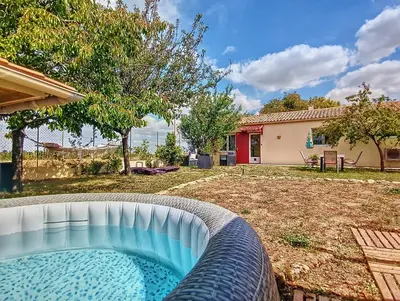 Jardin de l'établissement La Colline - Surgères - Maison 2 chambres, jacuzzi, sauna, jardin, entre mer et campagne