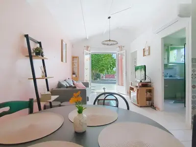 Coin salon dans l'établissement La Colline - Surgères - Maison 2 chambres, jacuzzi, sauna, jardin, entre mer et campagne