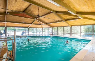 Piscine de l'établissement ZEcamping 4 pet friendly piscine couverte et parcours Fitness ou située à proximité