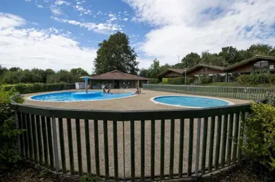 Piscine de l'établissement ZEcamping 4 pet friendly piscine couverte et parcours Fitness ou située à proximité