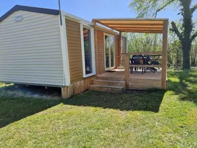 Jardin de l'établissement ZEcamping 4 pet friendly piscine couverte et parcours Fitness
