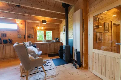 Télévision ou salle de divertissement dans l'établissement Le Chalet de Limbre