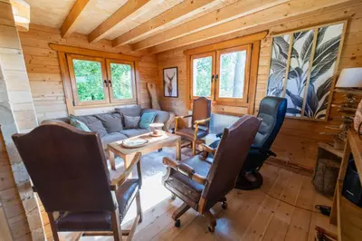 Coin salon dans l'établissement Le Chalet de Limbre