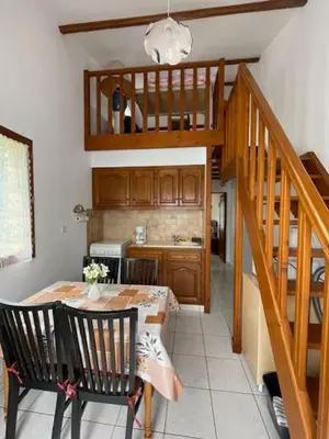Cuisine ou kitchenette dans l'établissement Maison T2 indépendante avec terrasse et parking